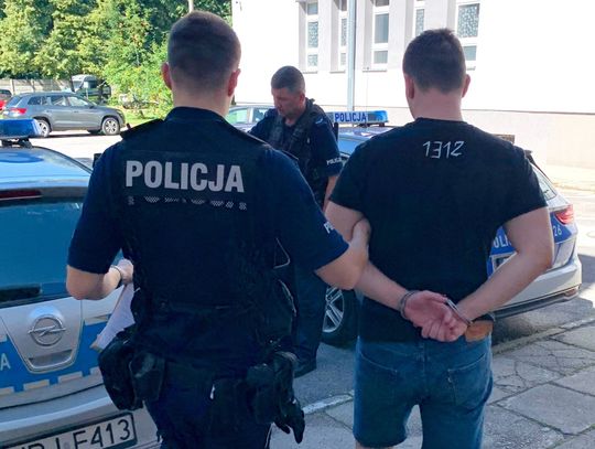 20-latek z czterema zakazami jechał kabrioletem bez badań. Po zatrzymaniu chciał "mandat na kolegę"