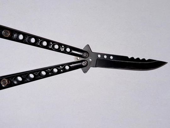 20-latek zaatakował z zaskoczenia kryminalnego. Rzucił się na niego z nożem motylkowym