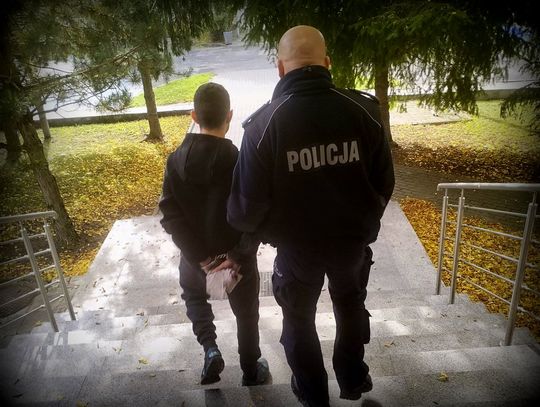 20-latek zamówił drogą paczkę, ale nie chciał płacić. Wraz z 16-letnim kolegą pobili kuriera