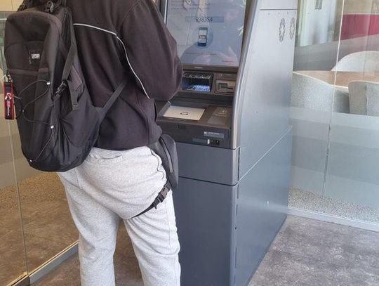 20-latek zatrzymany do oszustw na blik. Odbierak podjeżdżał motocyklem, wpadł na gorącym uczynku