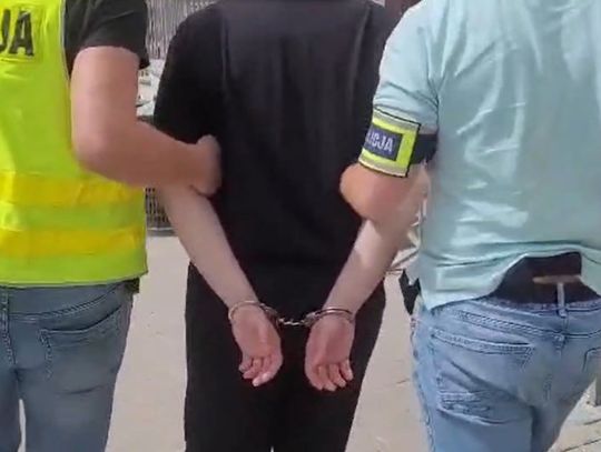 20-latek zatrzymany na gorącym uczynku. Właśnie wpłacał kasę z oszustw do bitomatu