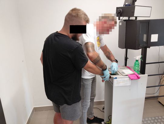 20-latek złamał sądowy zakaz prowadzenia pojazdów. Po kontroli musi opuścić Polskę