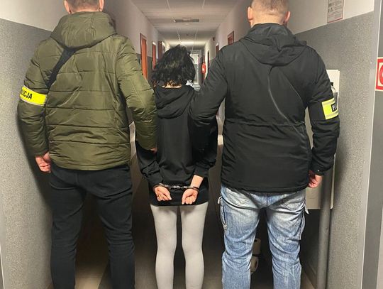 20-latka bez powodu zaatakowała nożem 30-letnią kobietę. Dźgnęła ją na oczach dziecka i koleżanki