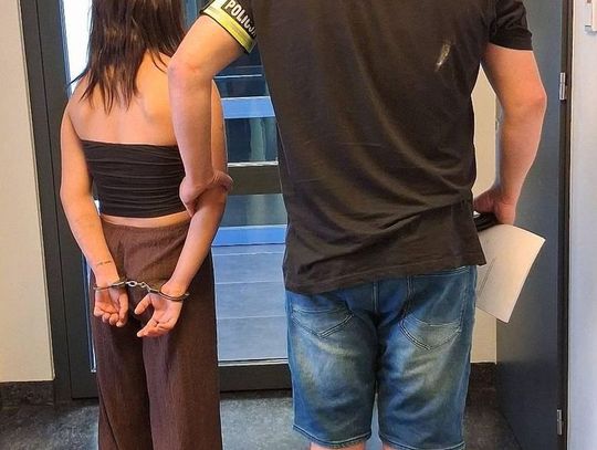 20-latka zwyzywała grupę nastolatków, uderzyła jednego z chłopców w twarz i zdeptała mu okulary