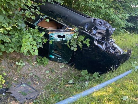 20-letni kierowca szarżował BMW na łysych oponach. Skosił latarnię i dachował [FOTO]