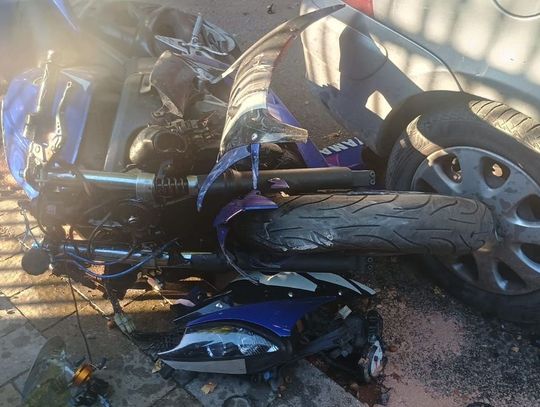20-letni motocyklista wjechał w ogrodzenie i zaparkowane auto. Miał ponad 2,5 promila we krwi