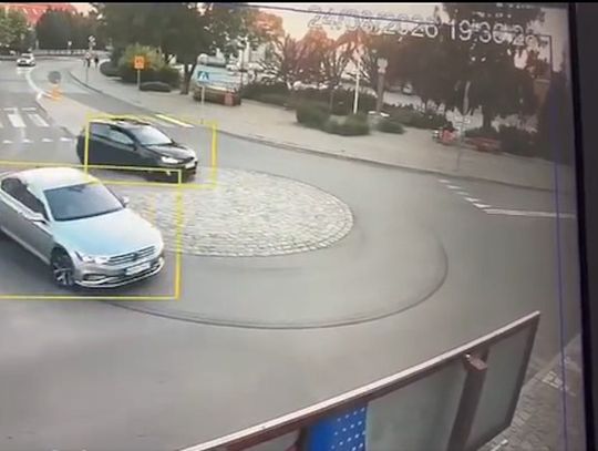 21-latek celowo pojechał pod prąd przez rondo. Nagrał go monitoring miejski