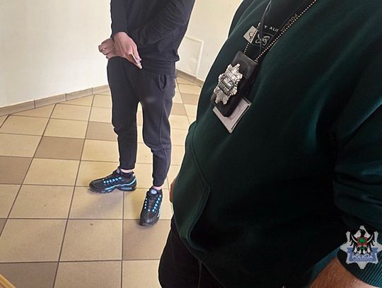 21-latek chciał popisać się przed koleżankami. Strzelał z wiatrówki i wybił okno w mieszkaniu