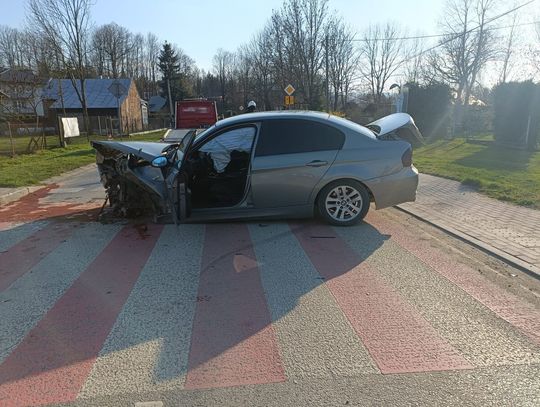 21-latek driftował BMW na skrzyżowaniu. Wjechał w inny samochód i stracił prawo jazdy