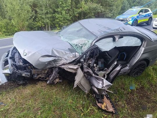 21-latek kierujący BMW zderzył się czołowo z innym autem. Dwie osoby zostały ranne