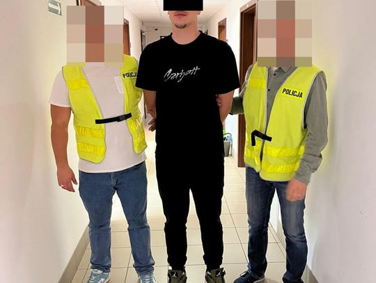 21-latek miał biuro, którym handlował narkotykami. Policjanci znaleźli dużą torbę marihuany