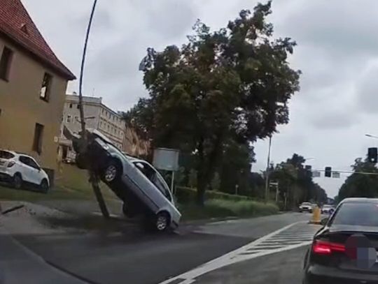 21-latek nie dostosował prędkości do warunków. Jazdę zakończył na latarni