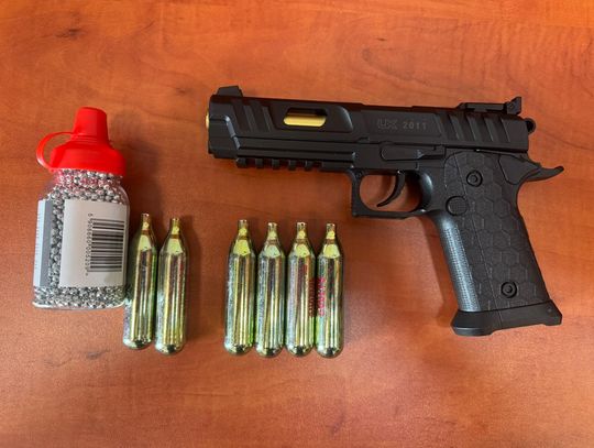 21-latek oddał kilkanaście strzałów z wiatrówki do ojca. Odpowie też za inne przestępstwa