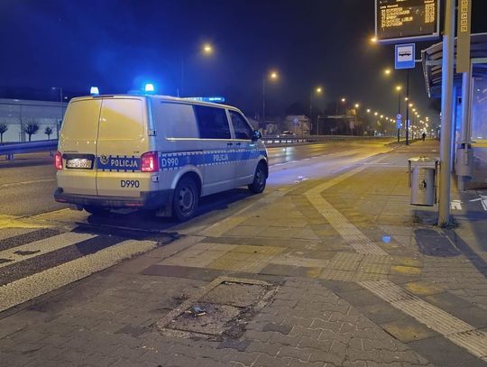 21-latek potrącił 37-latka na przejściu i odjechał. Poszkodowany mężczyzna trafił do szpitala 21-latek potrącił 37-latka na przejściu i odjechał. Poszkodowany mężczyzna trafił do szpitala