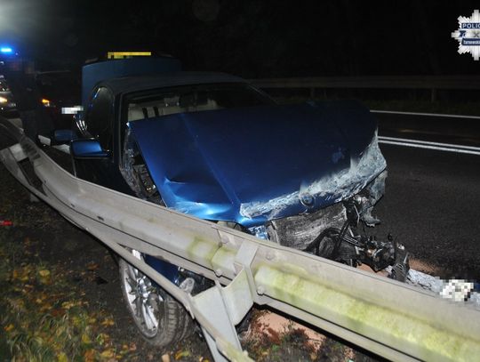 21-latek rozbił BMW na barierach energochłonnych. Chciał zmylić policjantów mówiąc, że był pasażerem