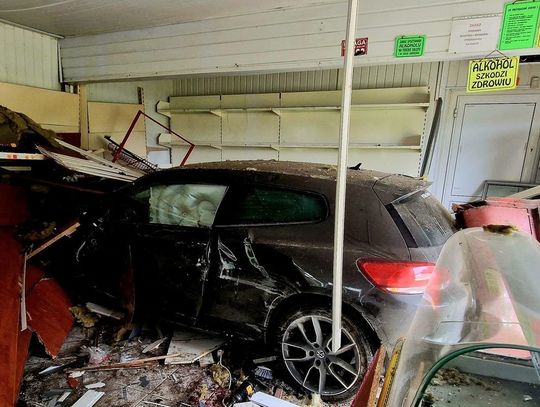 21-latek stracił panowanie nad autem. Volkswagen przebił ścianę i wjechał do sklepu
