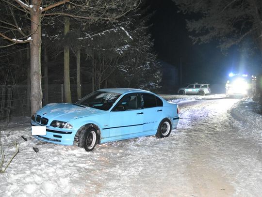 21-latek stracił panowanie nad BMW i wjechał w drzewo. W wypadku ranny został pasażer auta