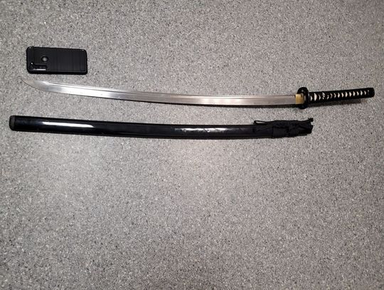 21-latek strzelił do mężczyzny z wiatrówki, a po chwili zaatakował go mieczem samurajskim