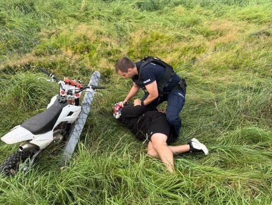 21-latek uciekał na crossie przed policją. Pościg zakończył się uderzeniem w ogrodzenie