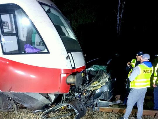 21-latek wjechał pod pociąg na niestrzeżonym przejeździe. Z obrażeniami ciała trafił do szpitala