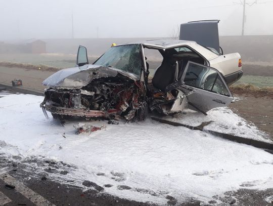 21-latek wyprzedzał we mgle, spowodował wypadek, w którym zginął inny kierowca [FOTO]