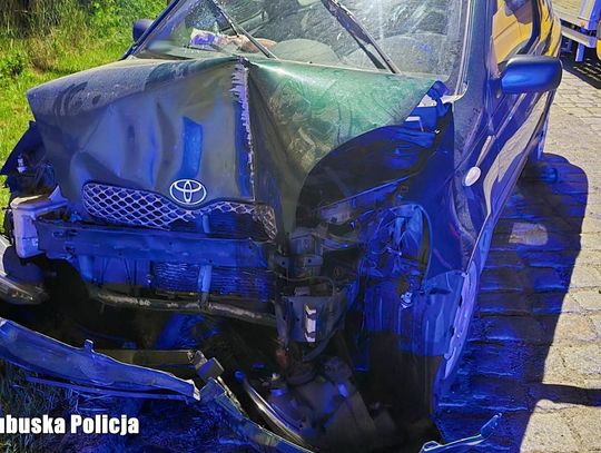 21-latka próbowała jechać autem z prawie dwoma promilami. Nie zauważyła budynku i wjechała w ścianę 21-latka próbowała jechać autem z prawie dwoma promilami. Nie zauważyła budynku i wjechała w ścianę