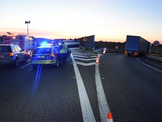 21-latka ranna po dachowaniu busa na drodze ekspresowej S8. Kierowca najprawdopodobniej zasnął