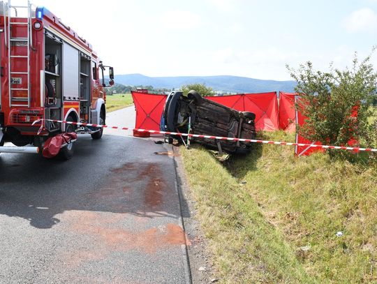 21-latka straciła panowanie nad autem i wjechała w przepust. W wypadku zginęła 18-letnia pasażerka