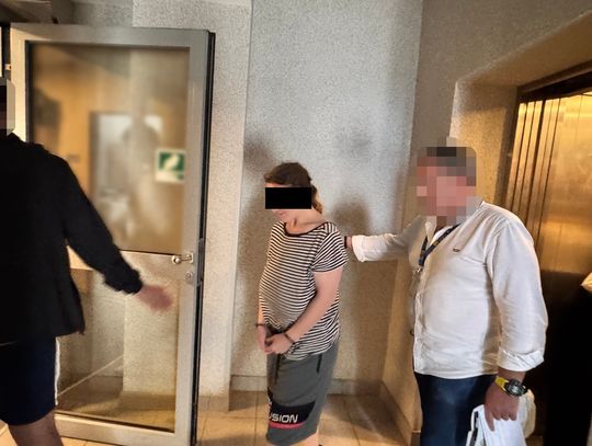 21-latka zgłaszała fikcyjne alarmy i obserwowała służby. Trafiła do aresztu za atak na policjanta