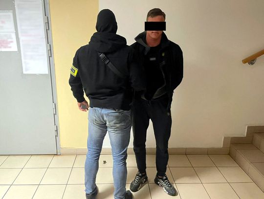 21-letni diler zatrzymany z pakunkiem gotowych narkotyków. Zgubiło go nerwowe zachowanie