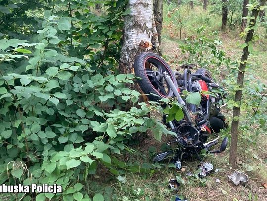 Motocykl wypadł z drogi i uderzył w drzewo. 18-letni kierowca ciężko ranny, do szpitala trafił też pasażer