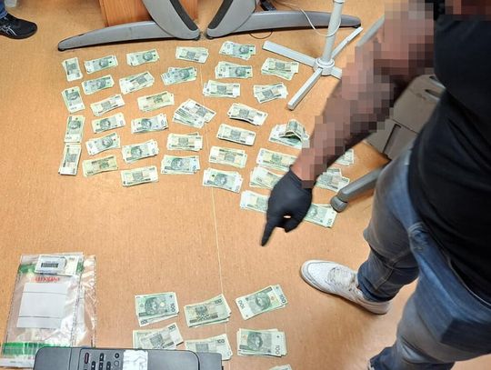 22-latek handlował narkotykami w sieci. Policjanci w jego mieszkaniu znaleźli ponad 130 tysięcy zł