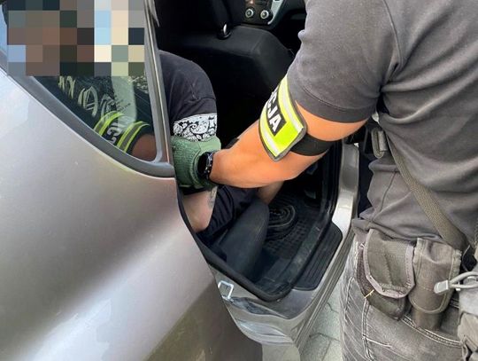 22-latek magazynował narkotyki w trudno dostępnym górskim terenie. Policjanci znaleźli jego dziuplę