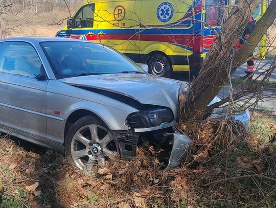 22-latek przesadził z prędkością i rozbił BMW na drzewie. Kierowca i pasażerka mieli sporo szczęścia 22-latek przesadził z prędkością i rozbił BMW na drzewie. Kierowca i pasażerka mieli sporo szczęścia