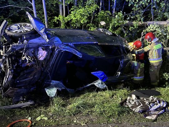 22-latek stracił panowanie nad BMW, wjechał w drzewo i dachował. Poszkodowany trafił do szpitala