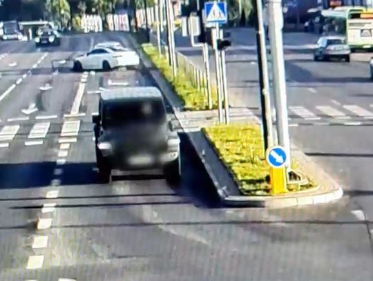 22-latek szarżował mercedesem, wjechał w trzy auta i stracił prawko [WIDEO]