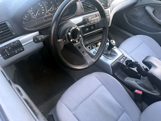 22-latek w BMW popisywał się driftem. Stracił prawo jazdy, a jego auto odjechało na lawecie