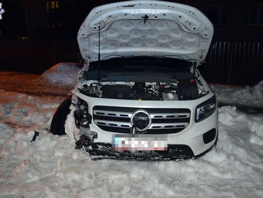 22-latek w Mercedesie wyprzedzał na podwójnej ciągłem i skrzyżowaniu. Doprowadził do wypadku
