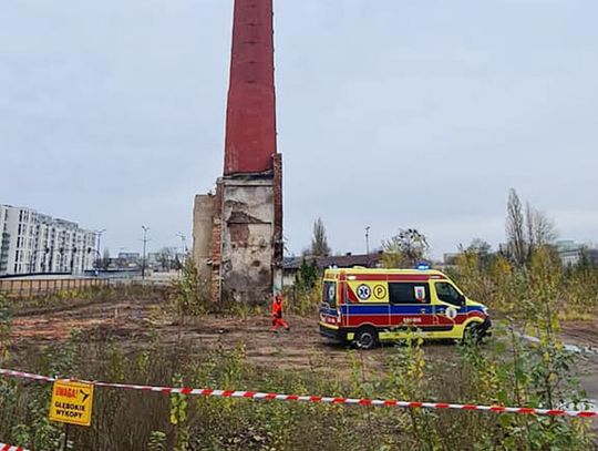 22-latek wpadł do komina. Chwilę wcześniej siedział na ławce ze znajomymi, wstał i zaczął się wspinać