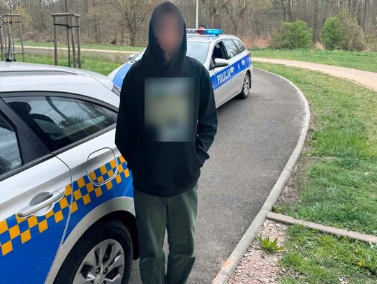 22-latek wpisywał na ścianach kontakt do dilera. Pomazał tak 18 filarów