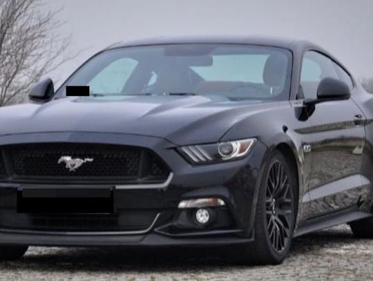 22-latek z zakazem jazdy udawał, że chce kupić Forda Mustanga. Rozbił auto w czasie jazdy próbnej