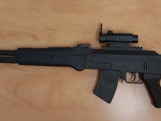 22-latek zatrzymany z narkotykami. Wpadł, bo niepokoił sąsiadów chodząc z wiatrówką po wsi