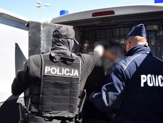 22-latka zwabiła kolegę w pułapkę. Został napadnięty, chcieli siłą zmusić go do podpisania umów