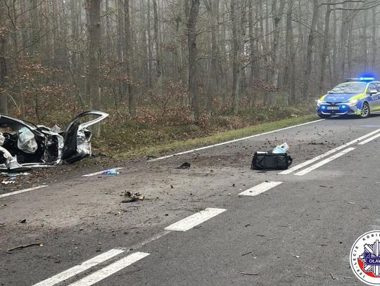 22-letni kierowca zginął w wypadku. Jego volkswagen wypadł na łuku drogi i uderzył w drzewo