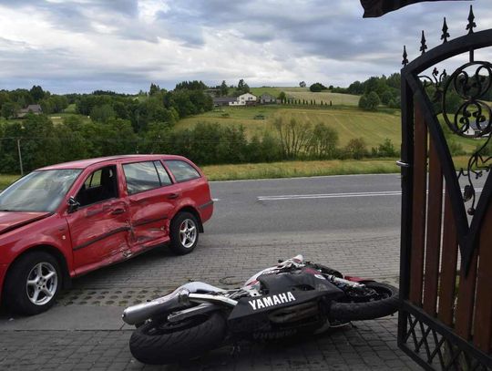 22-letni motocyklista ciężko ranny po wypadku na drodze wojewódzkiej. Wjechał w bok osobówki [FOTO]