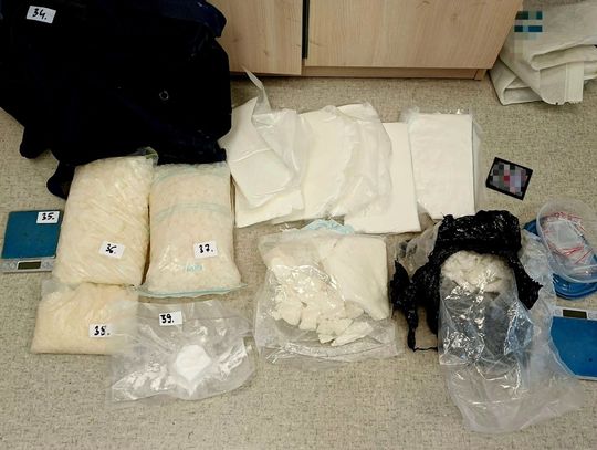 22-letni pseudokibic miał w mieszkaniu 13 kilo amfetaminy. Po akcji policji trafił do aresztu