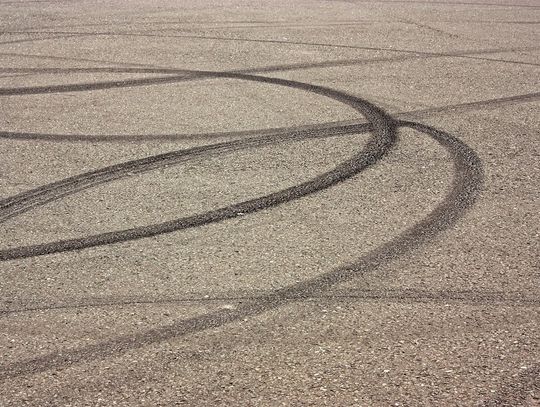 23-latek bez prawa jazdy sprowokował policjantów. Na oczach mundurowych driftował po ulicy