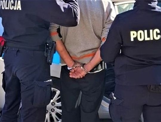 23-latek napadł z nożem na własną matkę. Policjanci zatrzymali go po pieszym pościgu