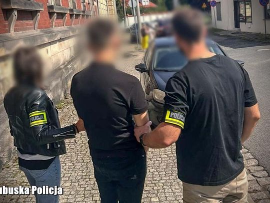 23-latek przyszedł do banku z fałszywymi papierami i czekał na 40 tysięcy. Został wyprowadzony w kajdankach