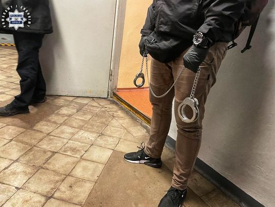 23-latek staranował kobietę "z bara". Ukradł pieniądze i szminkę, grozi mu za to 15 lat więzienia